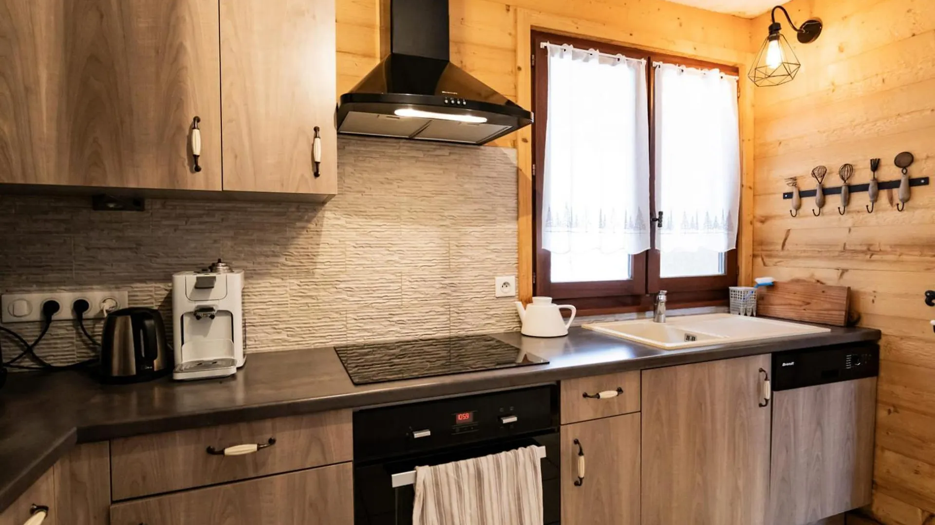 Bel Appartement 3 Pieces Avec Balcon, Proche Centre Chatel, Parking Et Connexion Wifi - Fr-1-676-119 0*, Chatel
